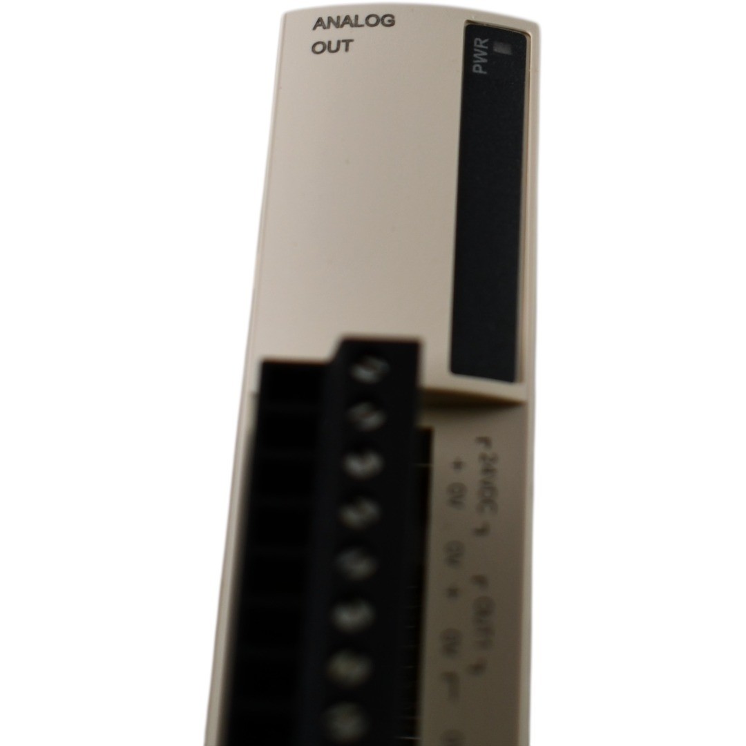 NEW Schneider Electric TM2AVO2HT Modicon M238 2 Analog Voltage Output Module