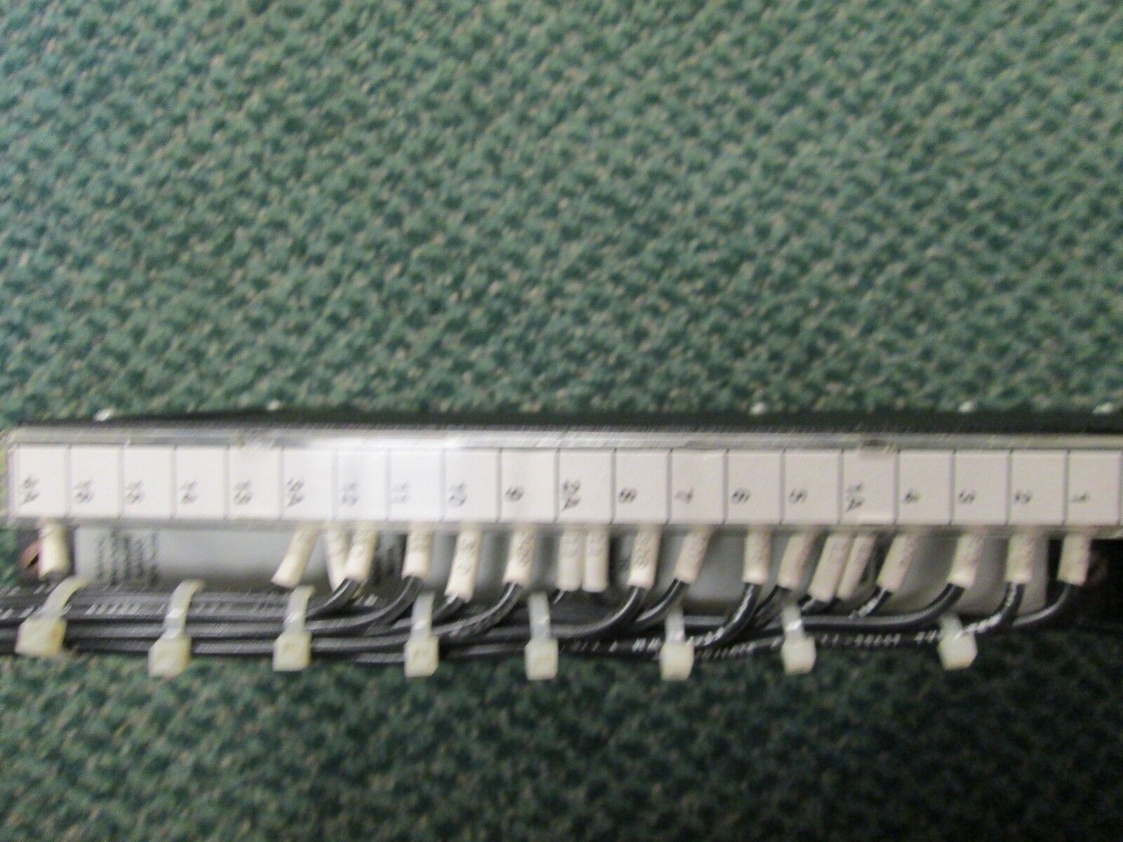 Square D SYMax Output Module 8030 ROM221 / 3061950250 120V Used
