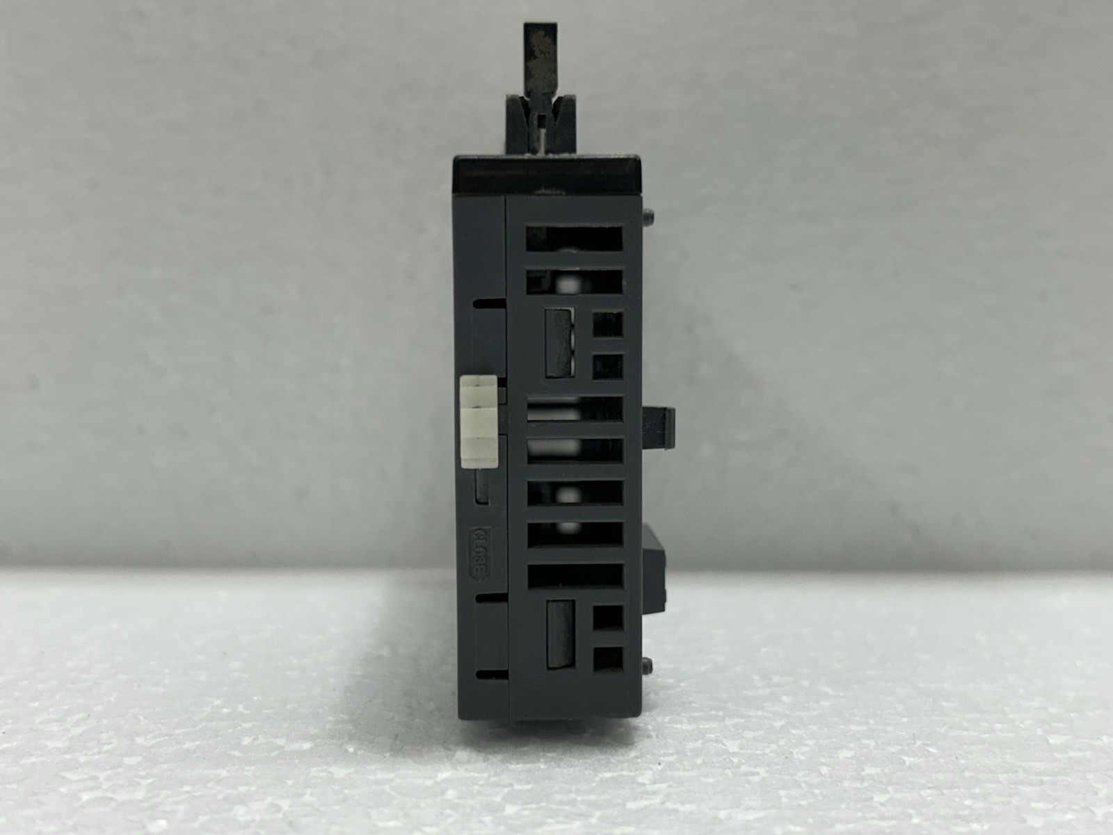LS XBE-DC32A 32-POINT 24 VDC SINKING/SOURCING 1 COMMON(S)