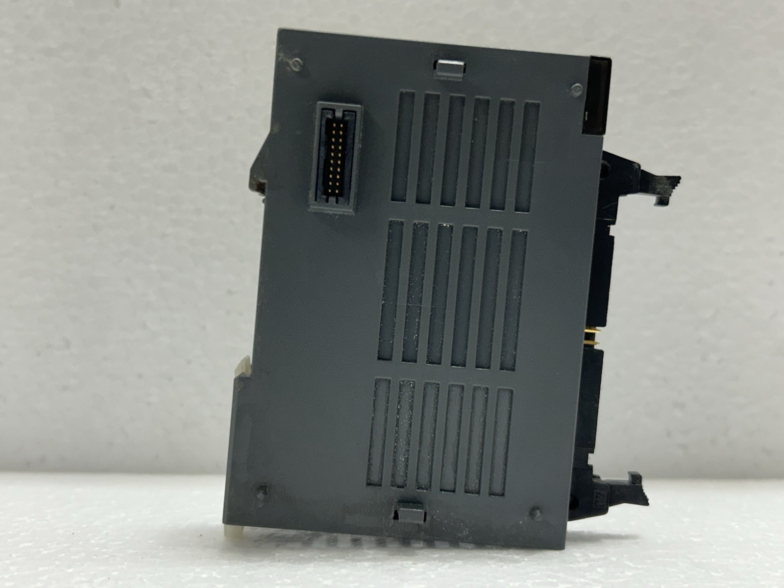 LS XBE-DC32A 32-POINT 24 VDC SINKING/SOURCING 1 COMMON(S)