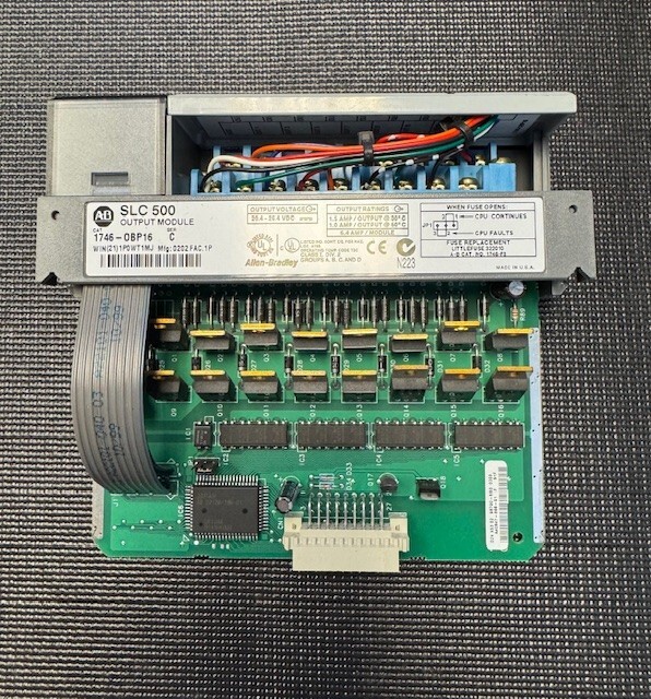 Allen Bradley 1746-OBP16 SER C PLC Output Module output voltage 20.4-26.4