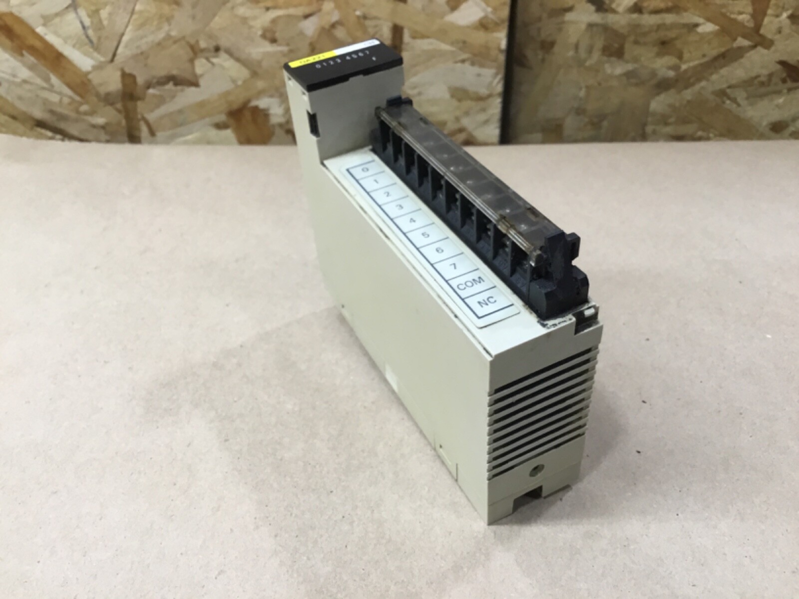 OMRON SYSMAC C200H-OA221 OUTPUT UNIT 100-240VAC OA221 #30I25