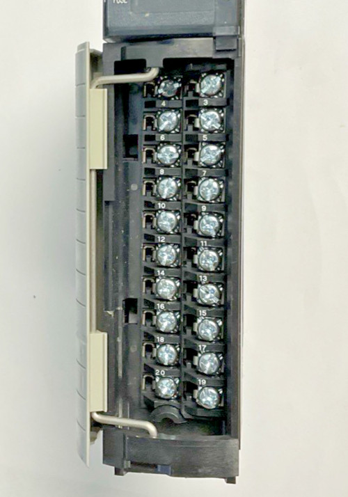 ALLEN BRADLEY 1756-0A16/A AC OUTPUT 120/240VAC 50/60HZ 0.5A 1756-0A16 SER.A