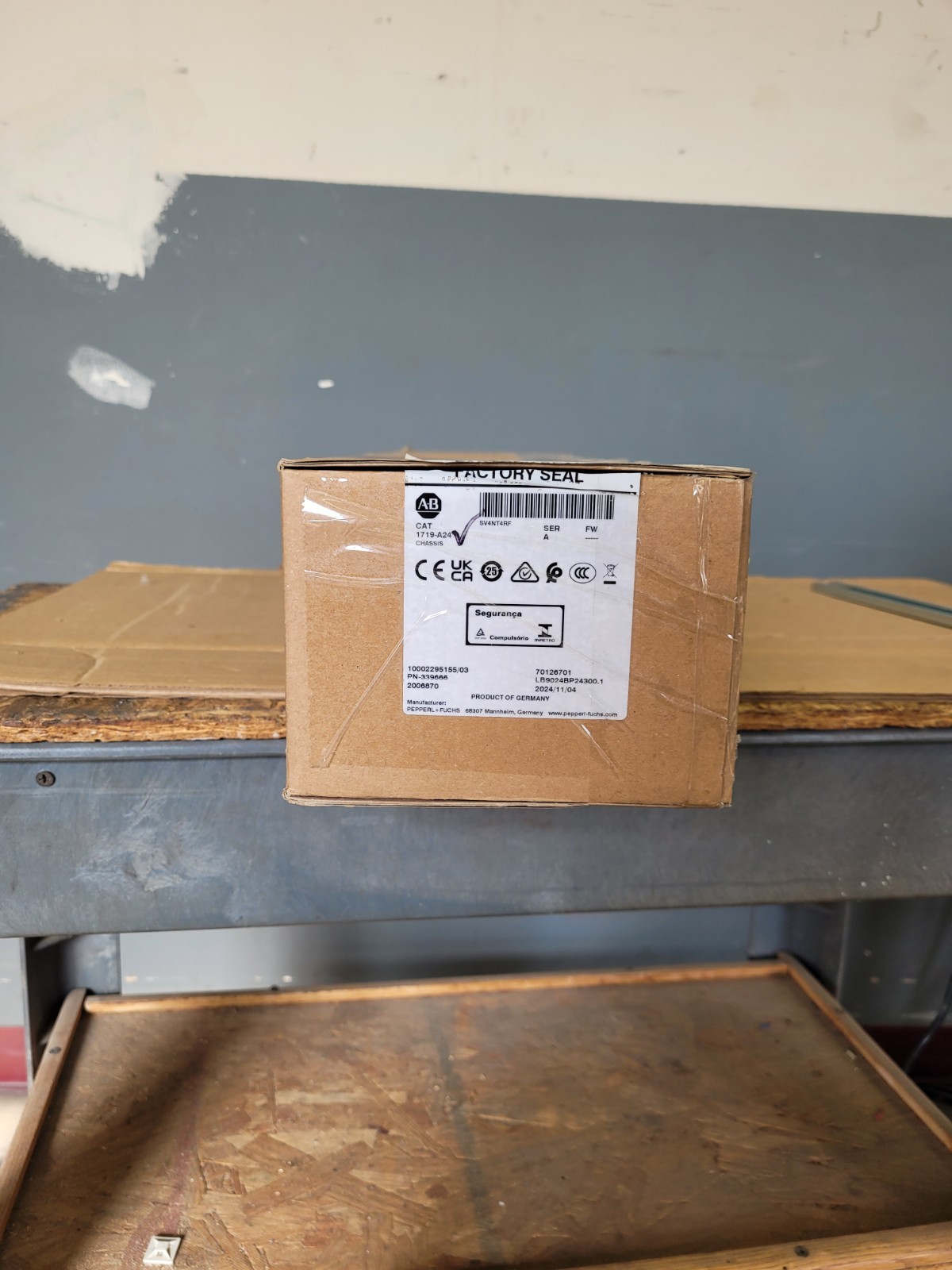 BRAND NEW IN OPEN BOX ALLEN BRADLEY 1719-A24 PLC ROCK
