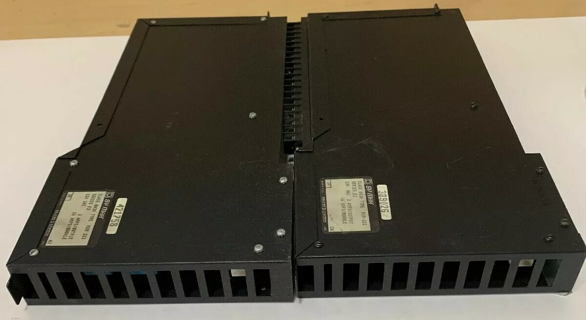 USED Square D 8030 ROM-221 SY/MAX 120VAC Output Module Series F2&E1 2 Total Unit