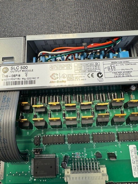 Allen Bradley 1746-OBP16 SER C PLC Output Module output voltage 20.4-26.4