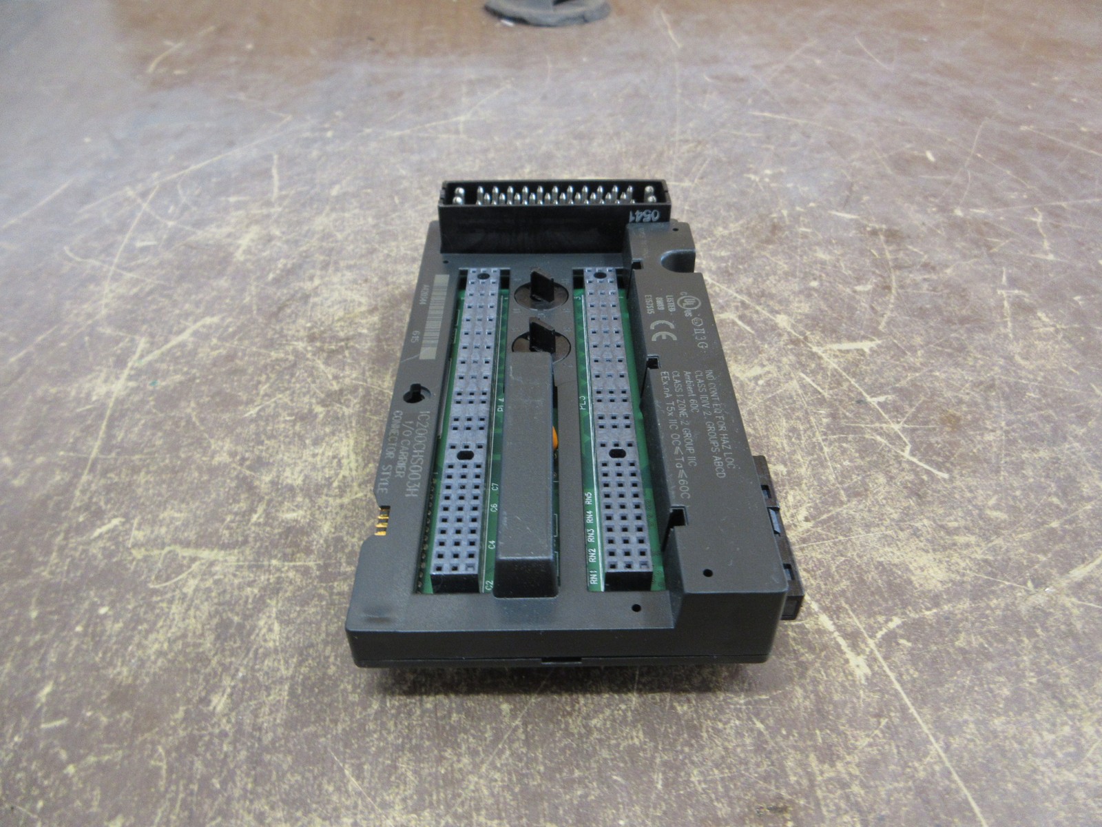 GE VersaMax I/O Carrier IC200CHS003H Connector Style *Chipped Connector Plastic*