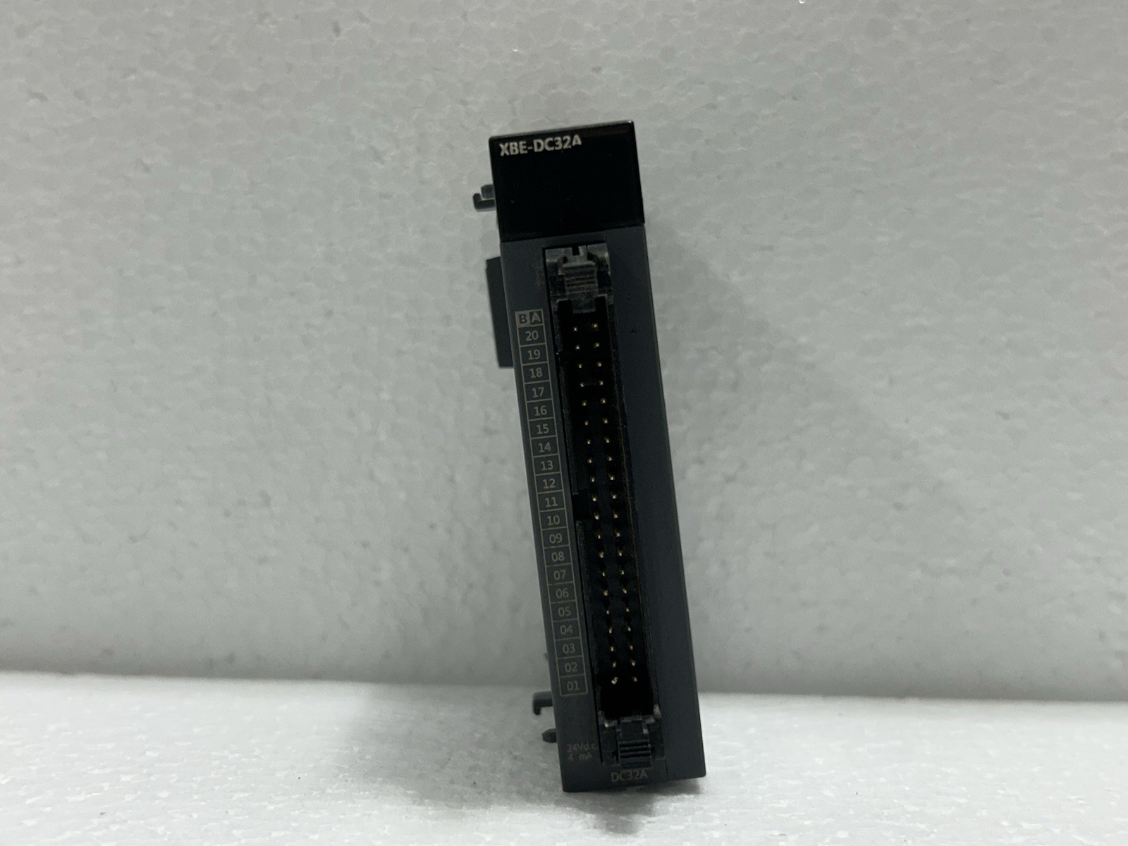 LS XBE-DC32A 32-POINT 24 VDC SINKING/SOURCING 1 COMMON(S)