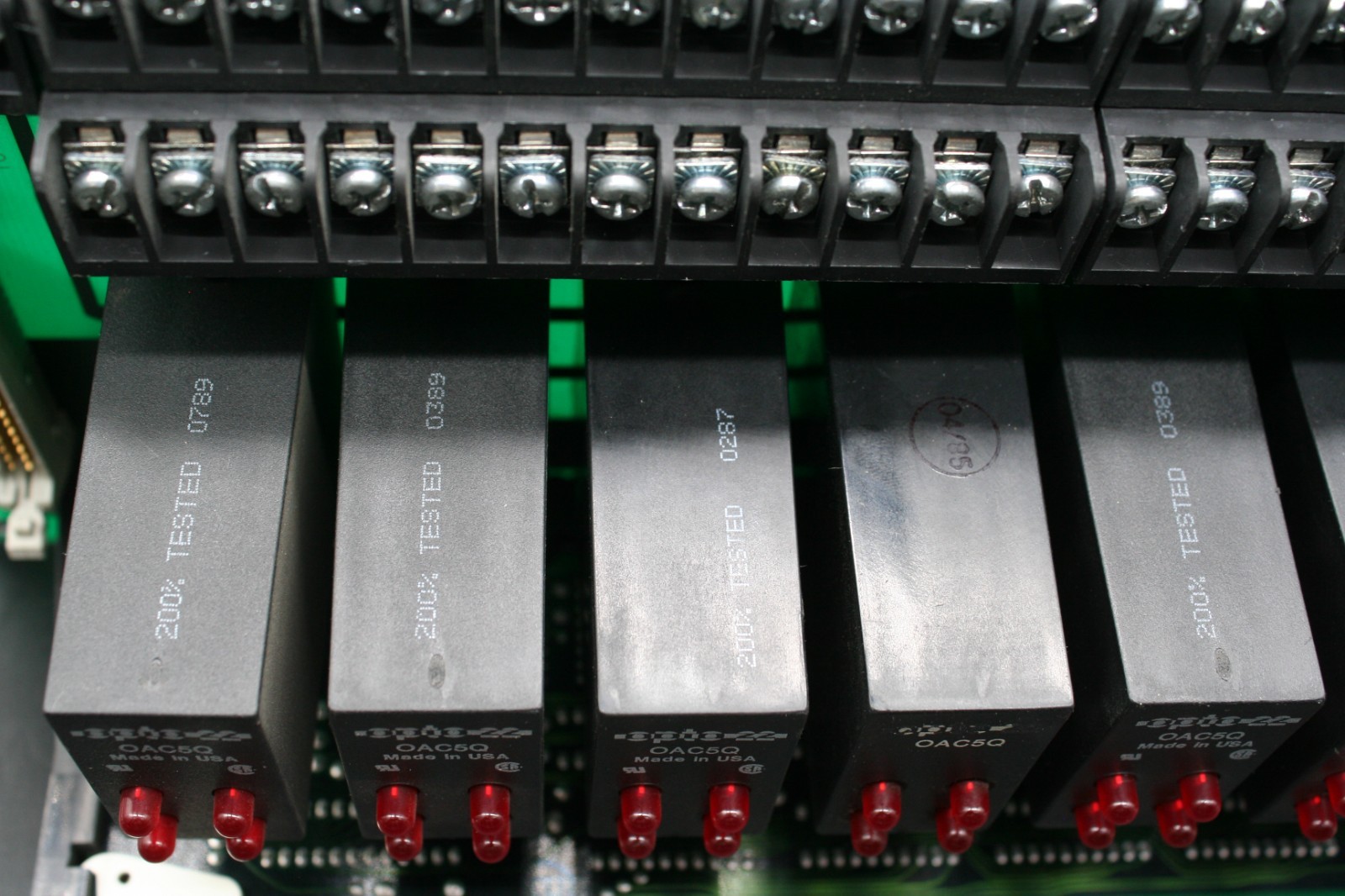 Eight (8) Opto 22 OAC5Q I/O Modules w/ PB32HQ Module Rack & B4 Brain Board