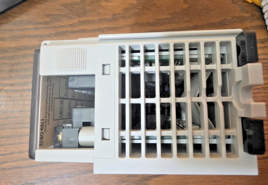 ALLEN BRADLEY COMPACT I/O UNIT 1769-OB32 SER A REV 1 F/W 3.1 W/ END CAP 1769-ECR