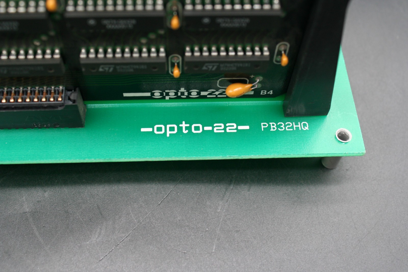 Eight (8) Opto 22 OAC5Q I/O Modules w/ PB32HQ Module Rack & B4 Brain Board