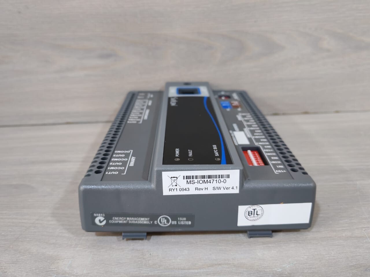 JOHNSON CONTROLS MS-IOU4710-0 INPUT OUTPUT MODULE WITH FHILTY BOX