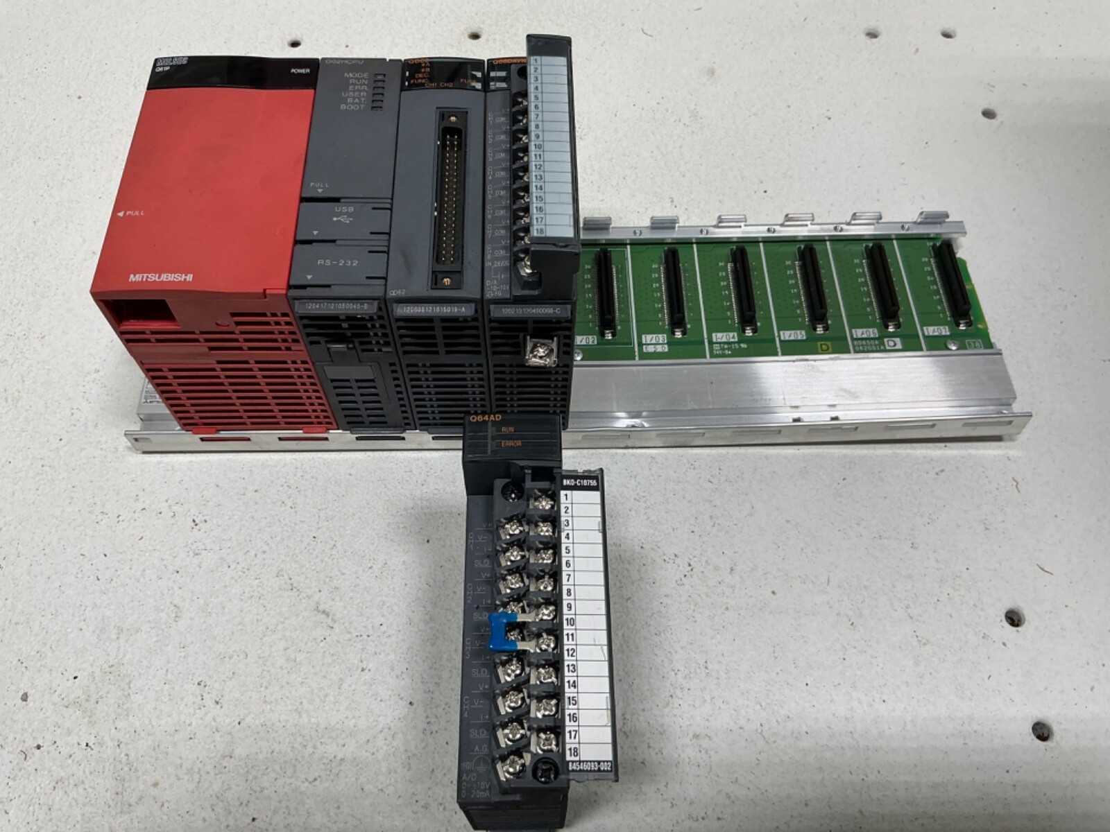 MITSUBISHI Q38B BASE UNIT WITH POWER SUPPLY AND 6 MODULES *SEE DESCRIPTION*