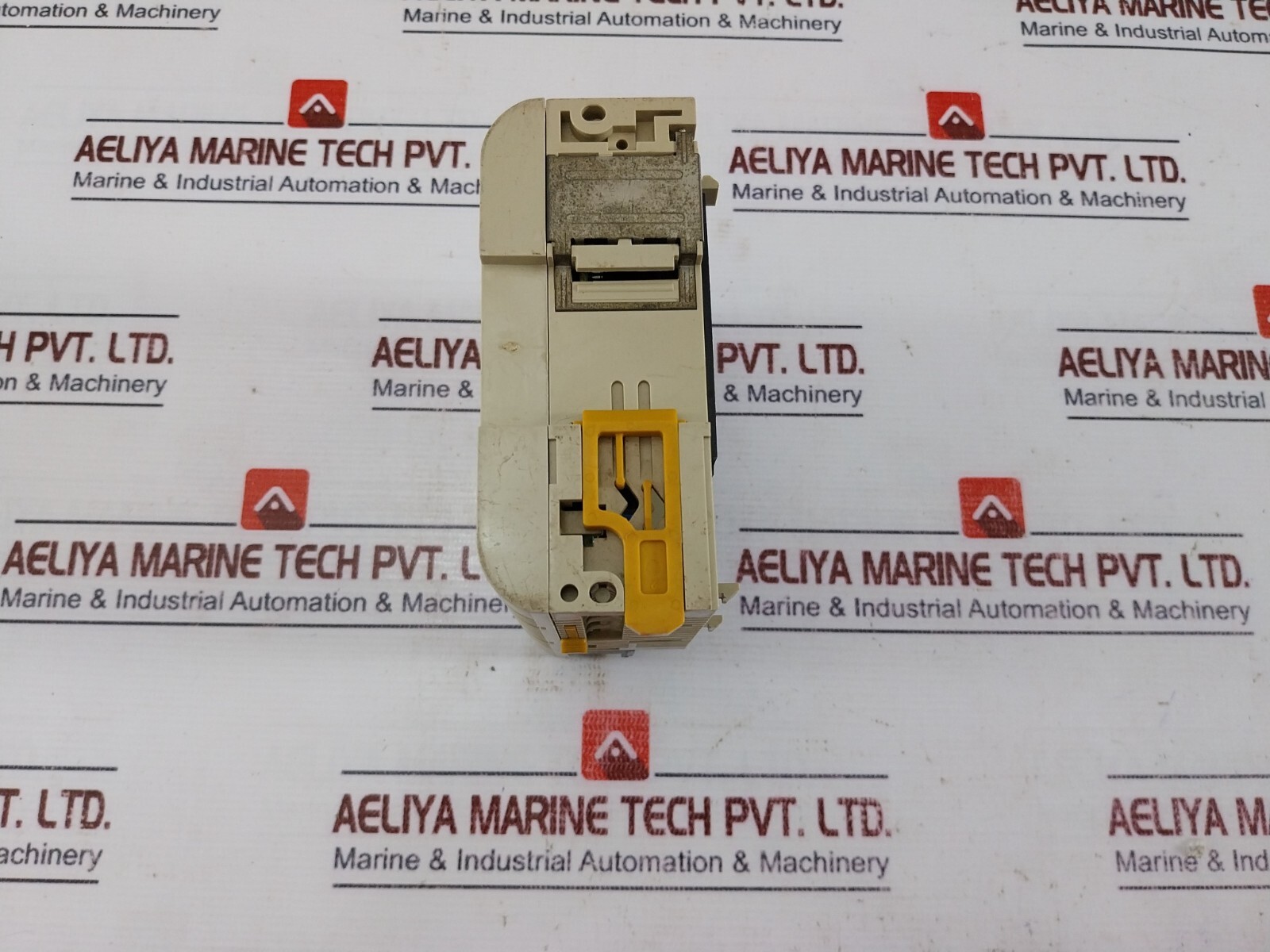 Omron OC221 8 Point Output Module AC250V 2A DC24V 2A