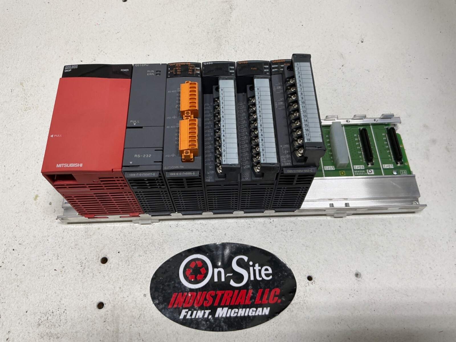 MITSUBISHI Q38B BASE UNIT WITH POWER SUPPLY AND 5 MODULES *SEE DESCRIPTION*