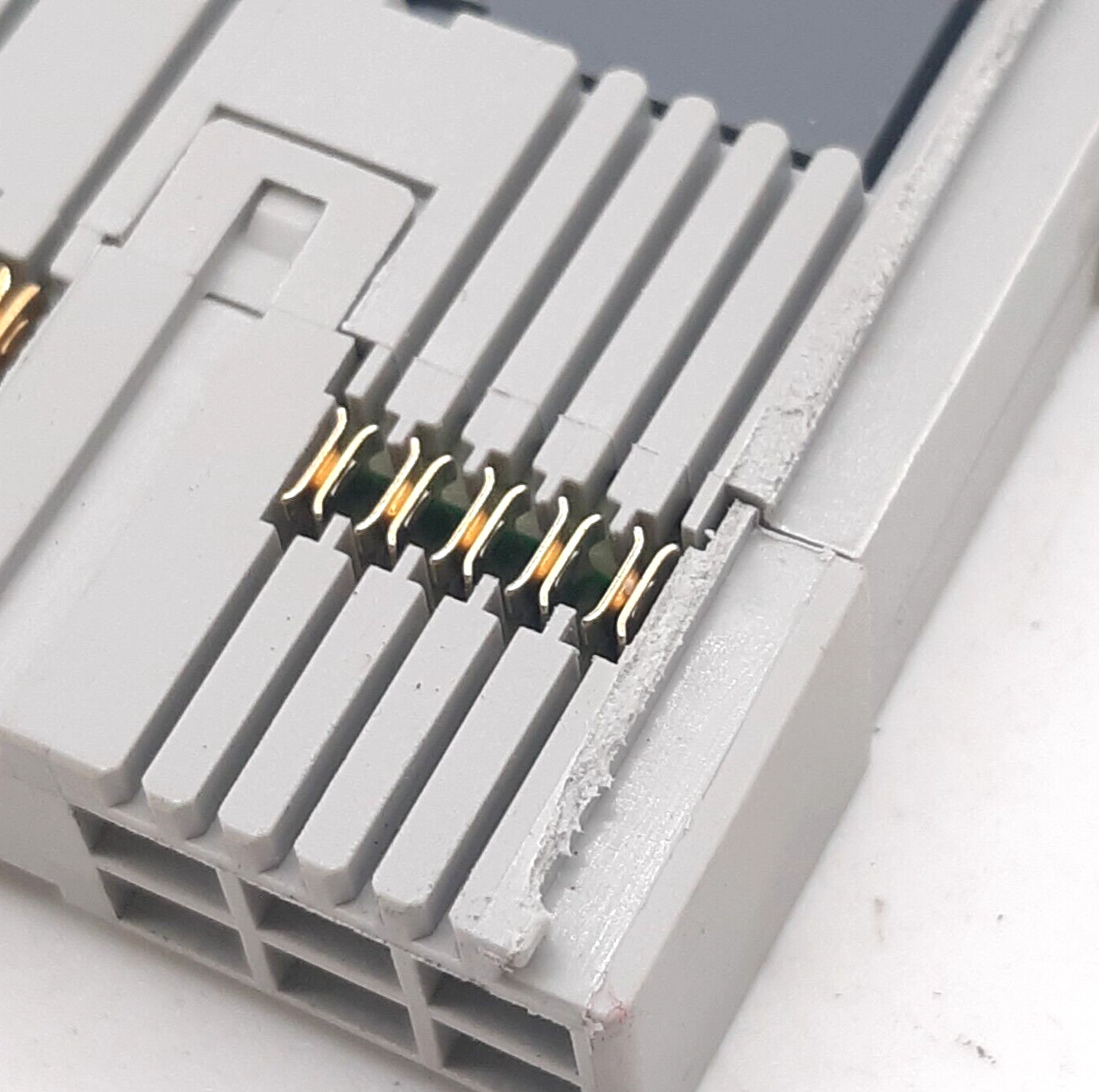 Allen-Bradley 1734-OB8 Module w/1734-MB Base – CHIPPED PLASTIC