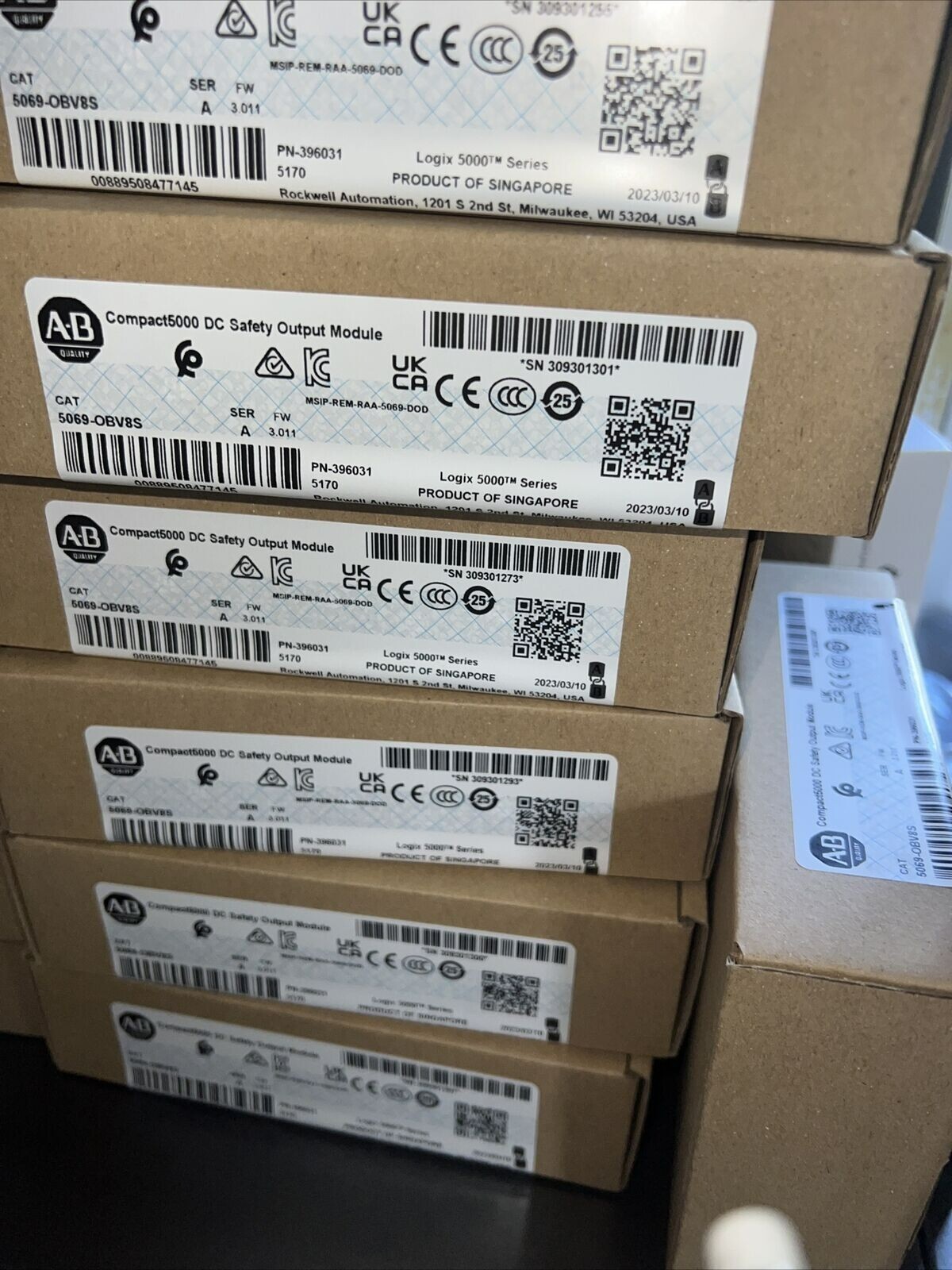 New Sealed AB 5069-OBV8S SER A Compact 5000 DC Safety Output Module