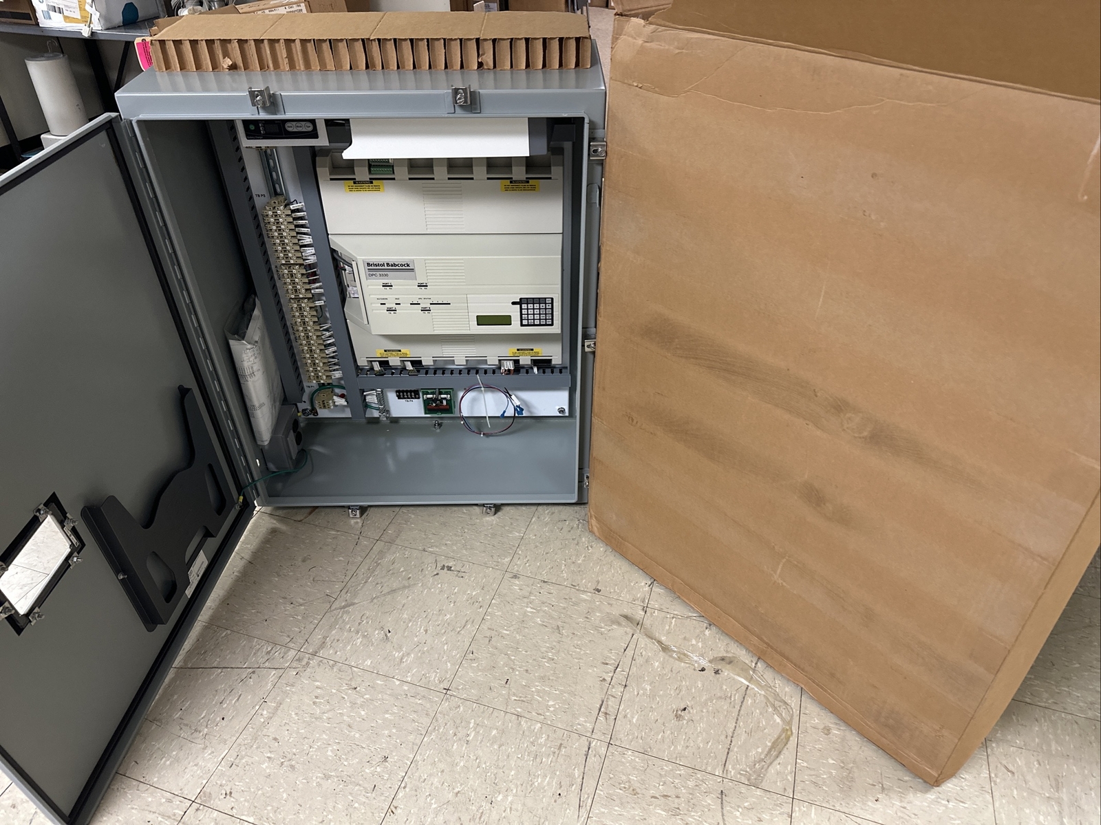 Bristol Babcock EMERSON DPC 3330 Programmable RTU Controller With Enclosure