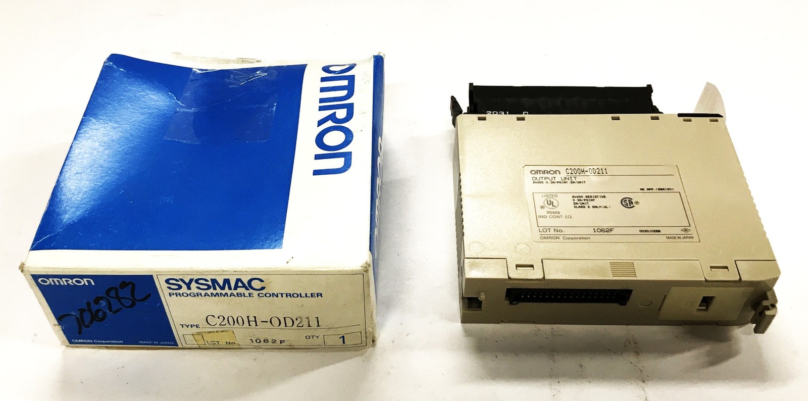 Omron SYSMAC Programmable Controller Output Unit Module C200H-OD211 NOS