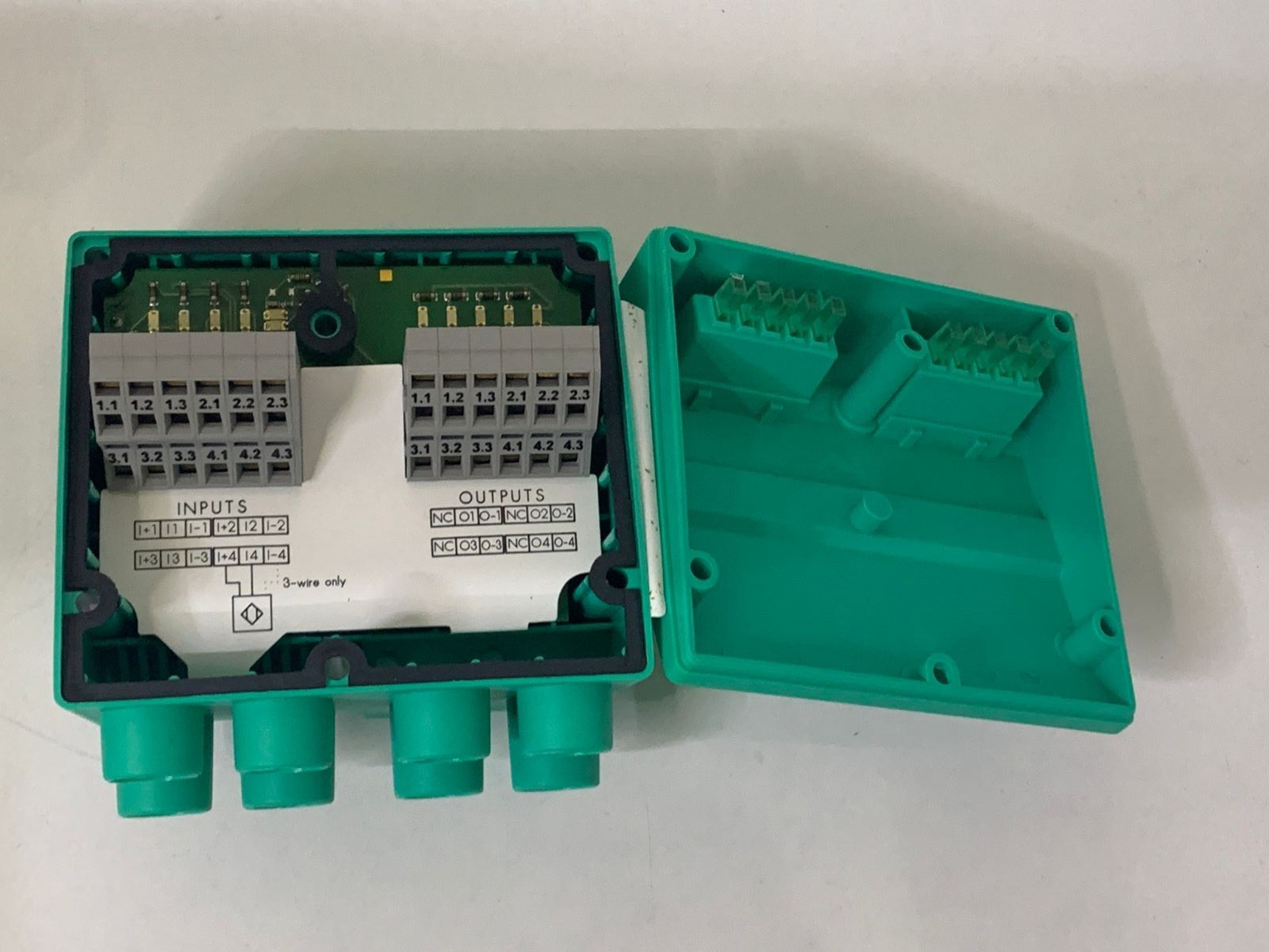 PEPPERL+ FUCHS / AS- INTERFACE MODULE / VBA-4E4A-G4-ZE/E2 / 188590