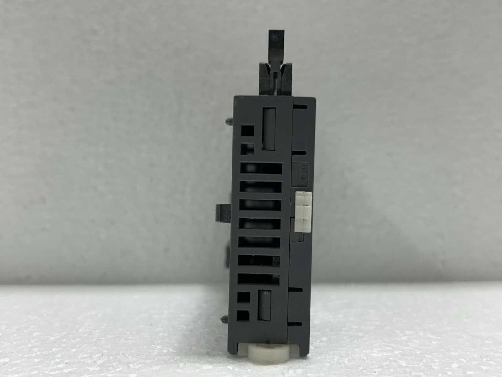 LS XBE-DC32A 32-POINT 24 VDC SINKING/SOURCING 1 COMMON(S)