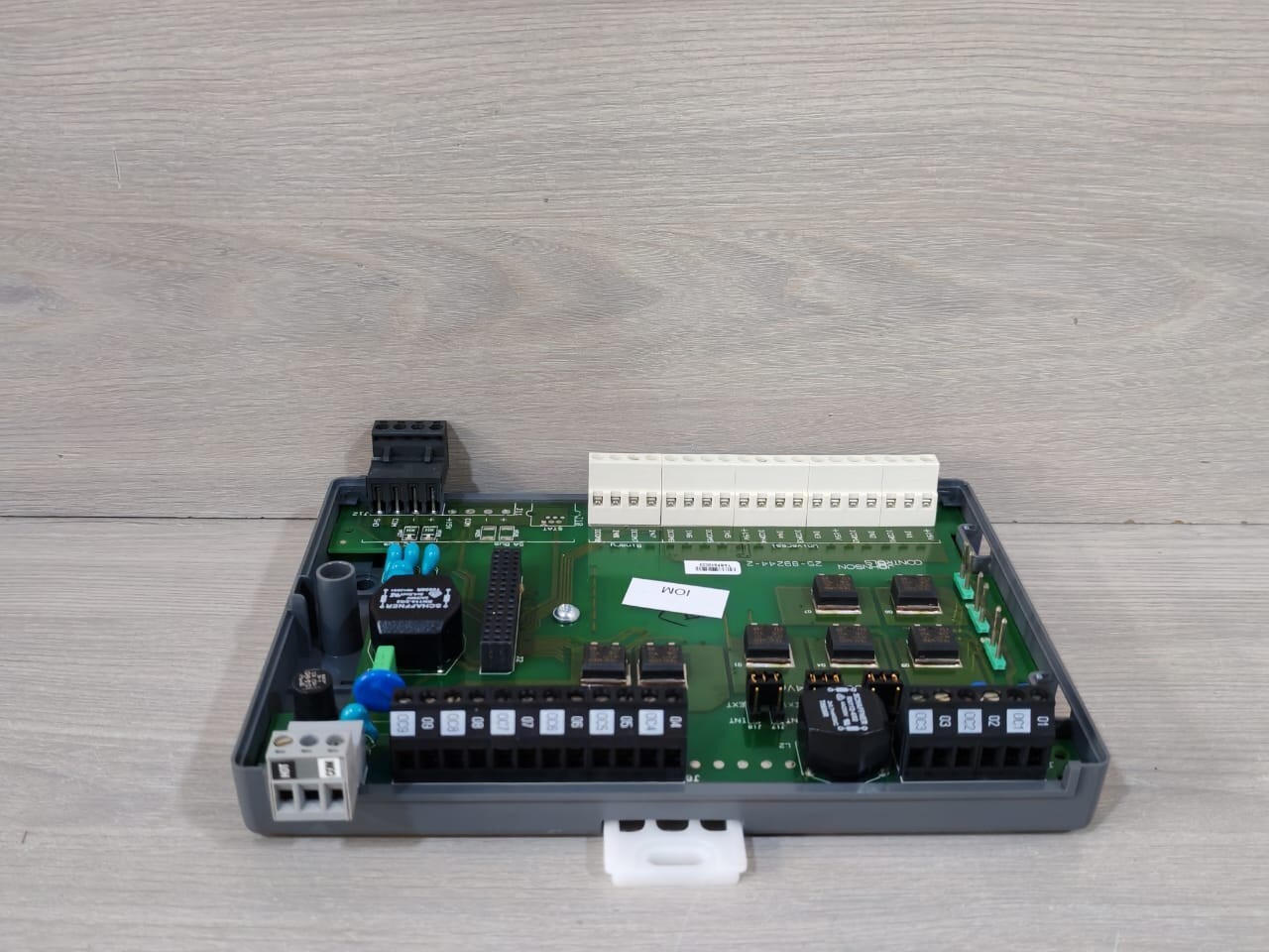 JOHNSON CONTROLS MS-IOU4710-0 INPUT OUTPUT MODULE WITH FHILTY BOX