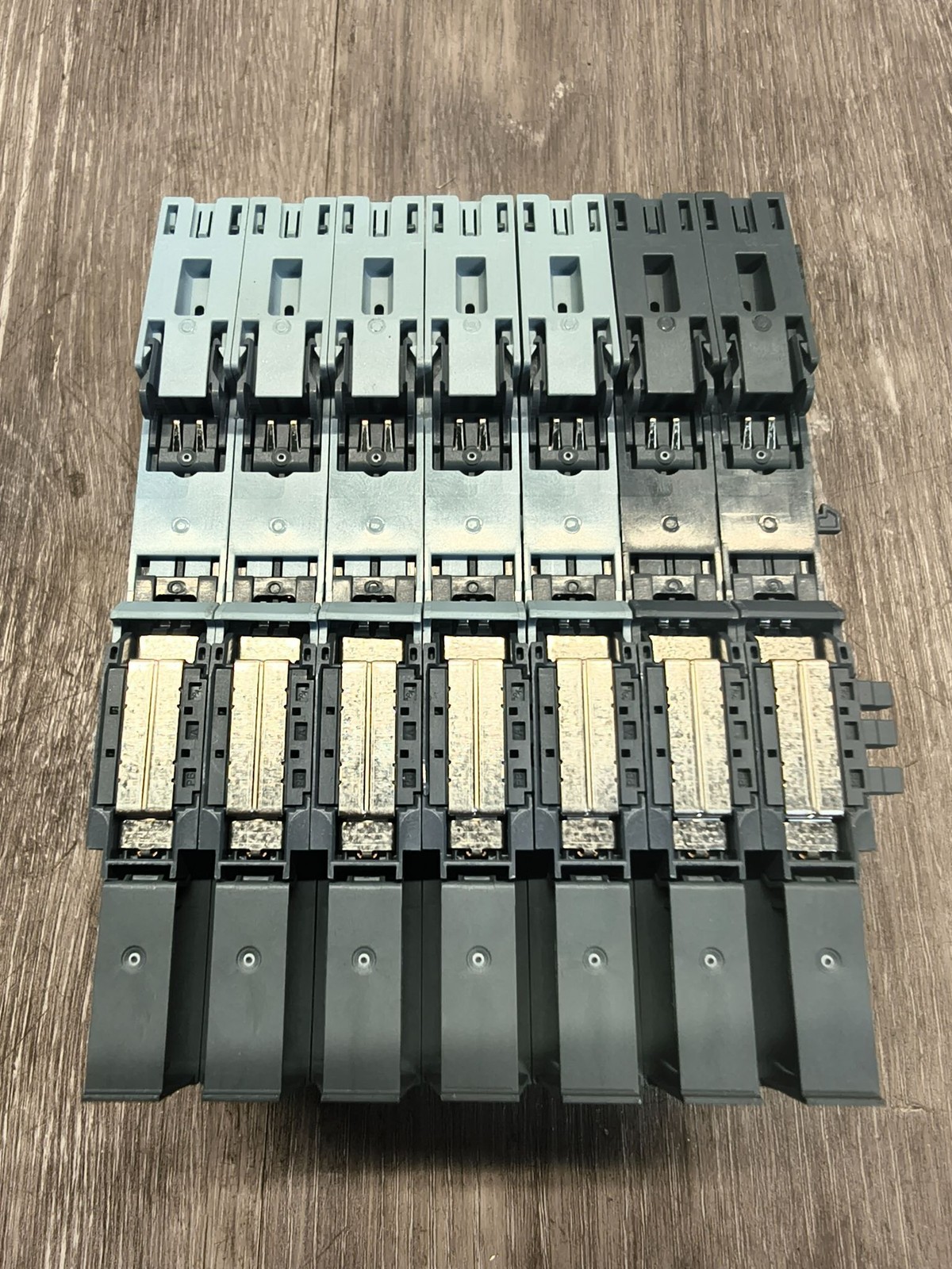 (LOT OF 7) SIEMENS 6ES7 132-6BF00-0BA0 W/ 6ES7 193-6BP20-0DA0