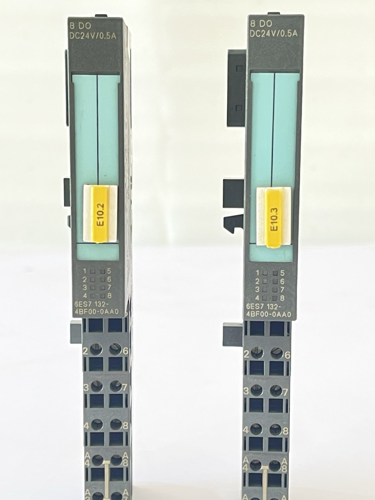 SIEMENS 6ES7132-4BF00-0AA0 DIGITAL OUTPUT MODULE LOT OF 2 PCS MADE IN GERMANY