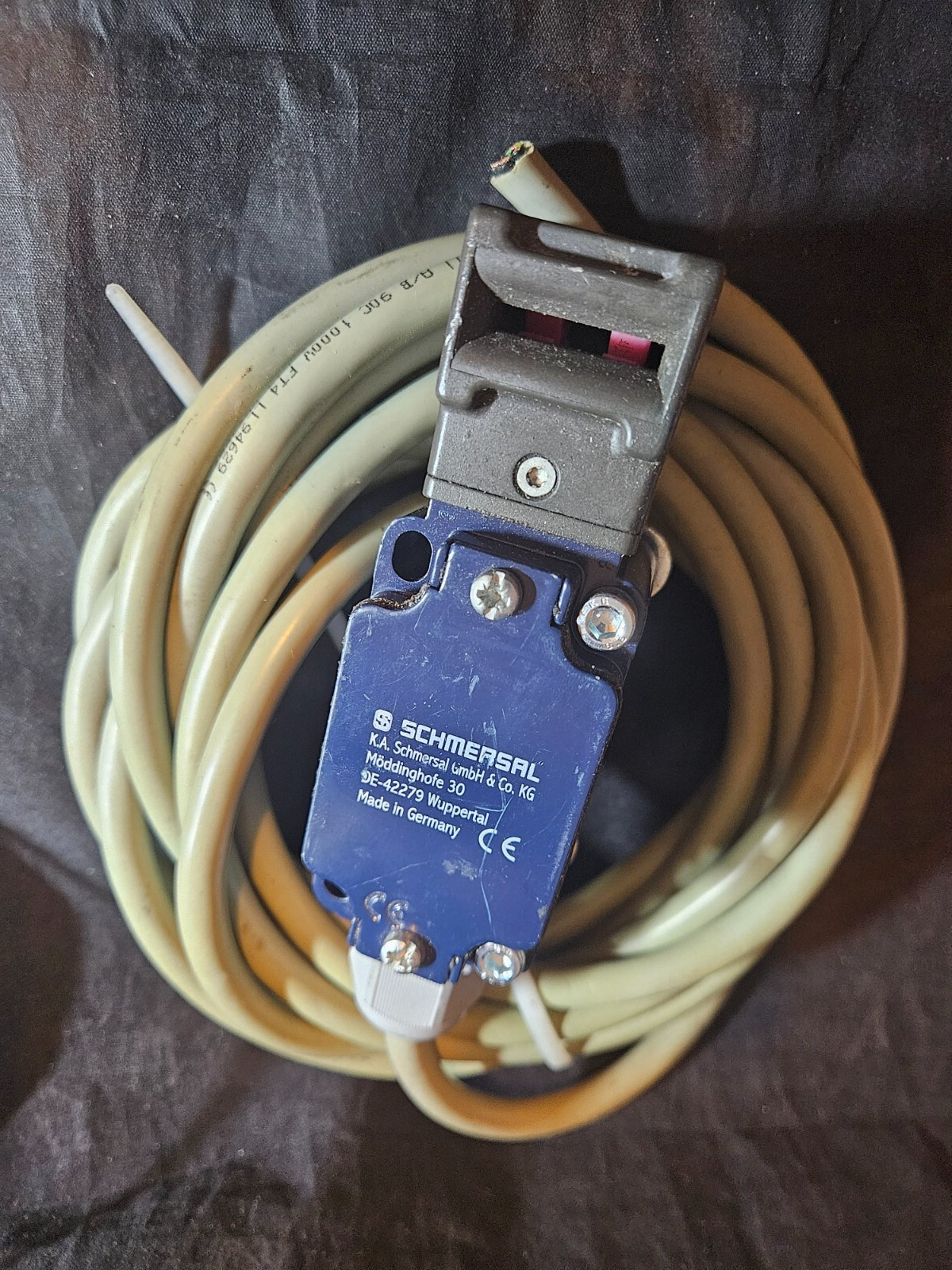 SCHMERSAL AZ335-12ZRK-2737 safety switch – (17139)