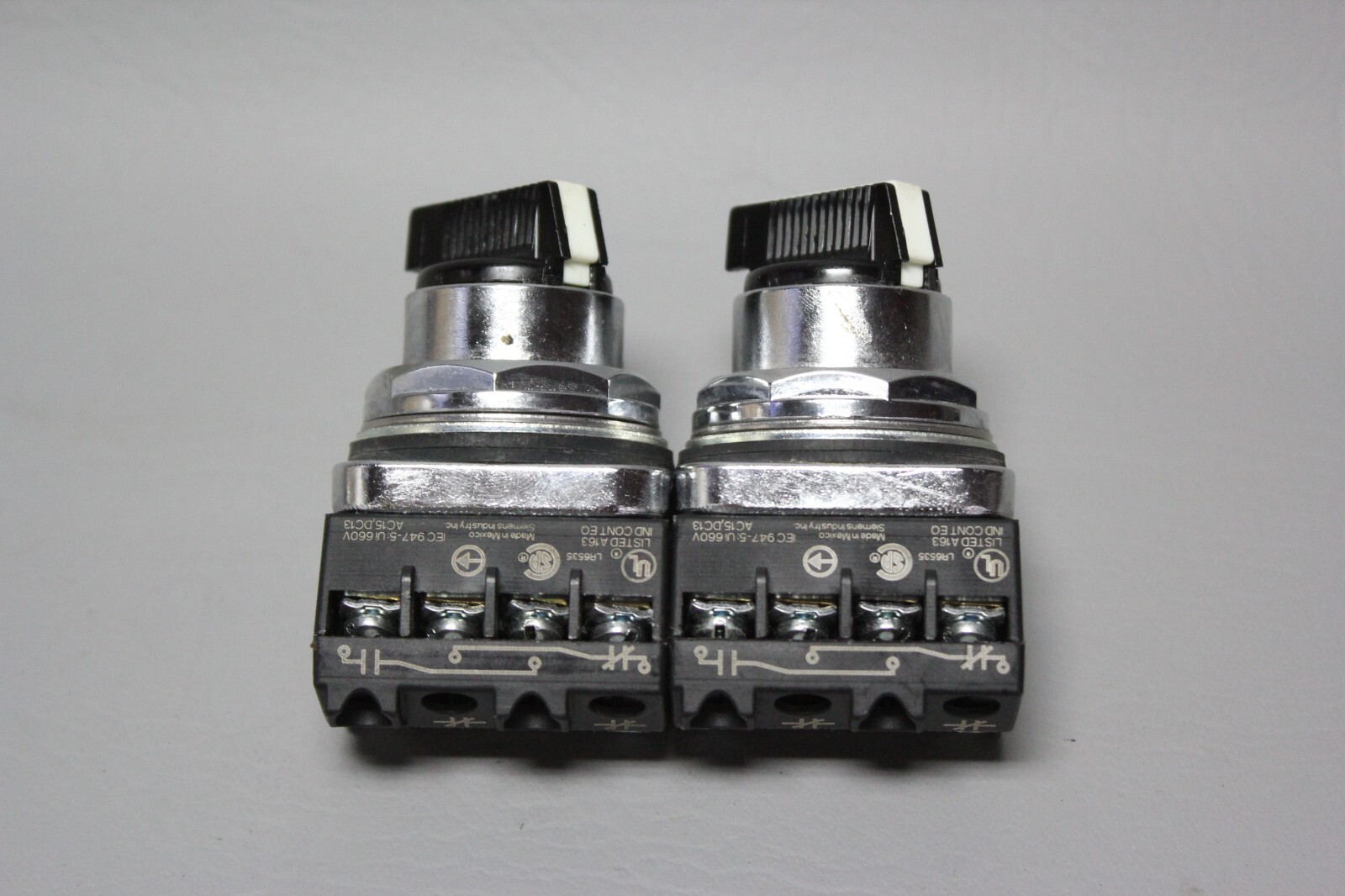 LOT OF 2 SIEMENS SELECTOR SWITCH 2 POSITION W/CONTACT BLOCK 52SA2AAB W/52BJK