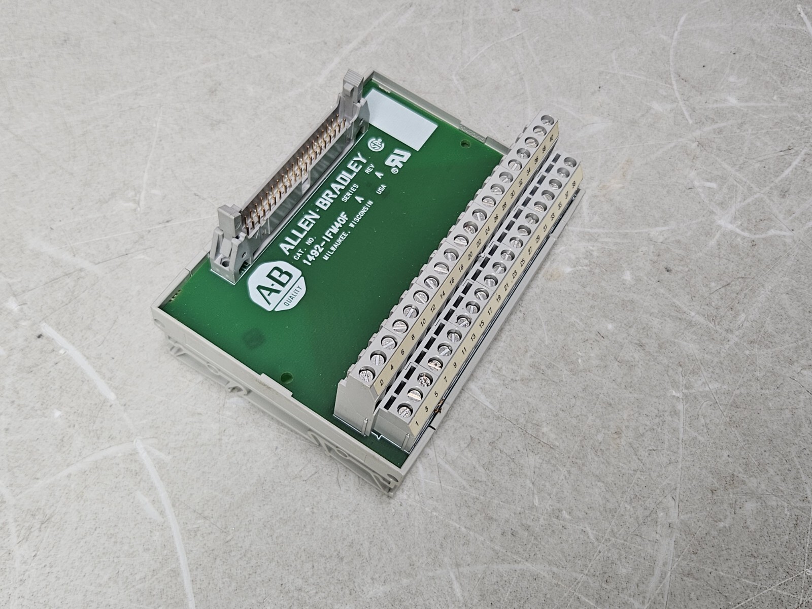 ALLEN BRADLEY 1492-IFM40F SERIES A PLC MODULE