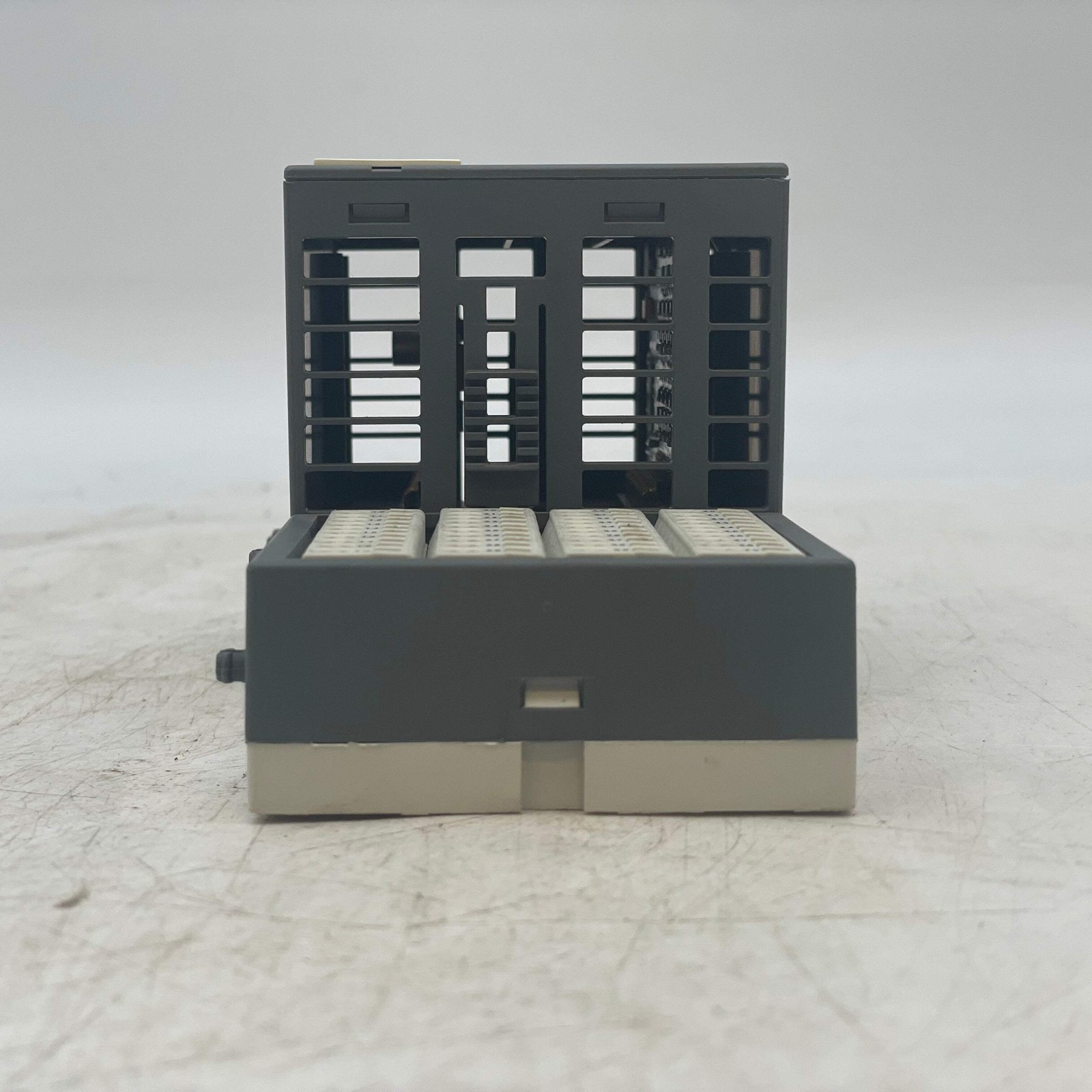 ABB 1SAP240000R0001 DI524 Digital Input Module, 32 Inputs w/ Terminal Base (Used