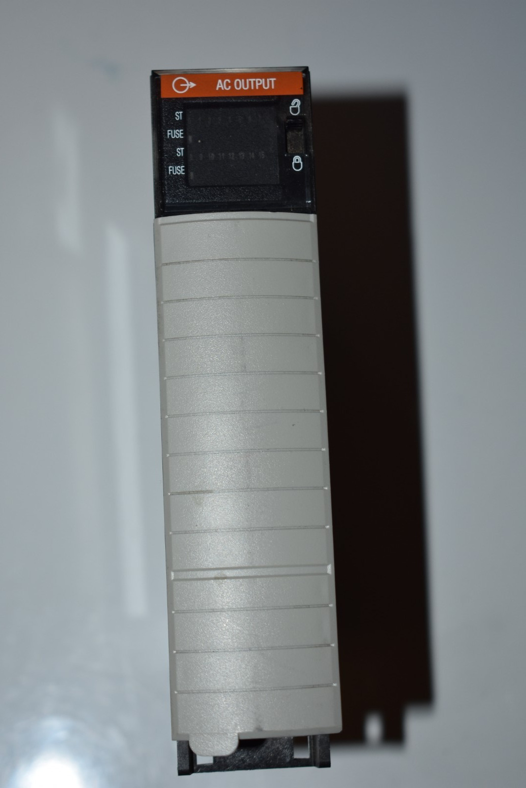 1756-OA16 ALLEN BRADLEY AC OUTPUT MODULE SERIES A