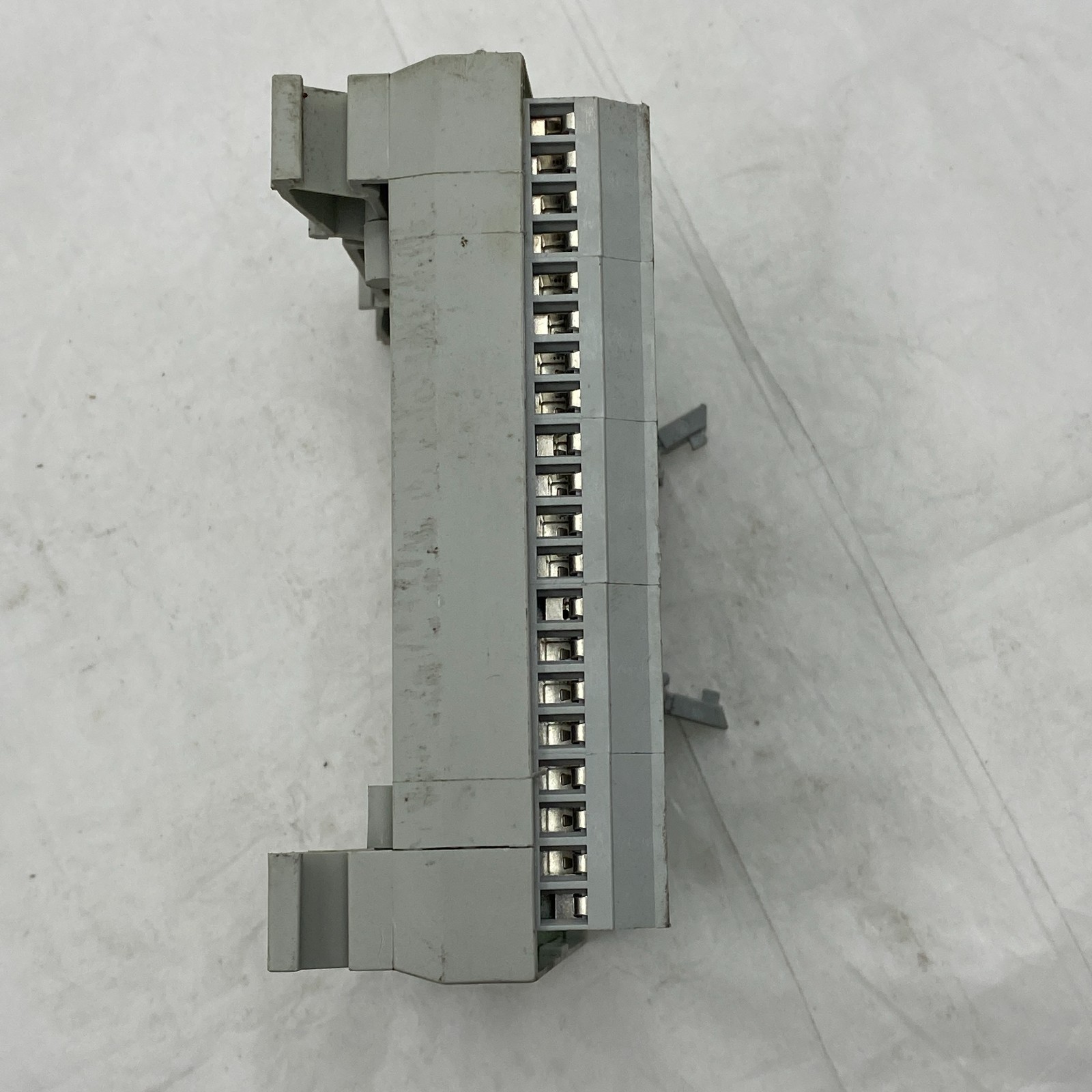 ALLEN BRADLEY AB 1492-IFM20F INTERFACE MODULE SER-B 0-264 VAC/VDC