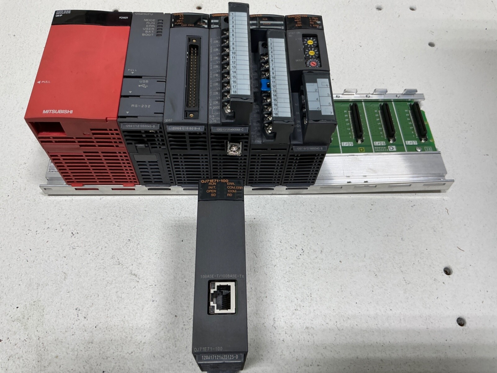 MITSUBISHI Q38B BASE UNIT WITH POWER SUPPLY AND 6 MODULES *SEE DESCRIPTION*