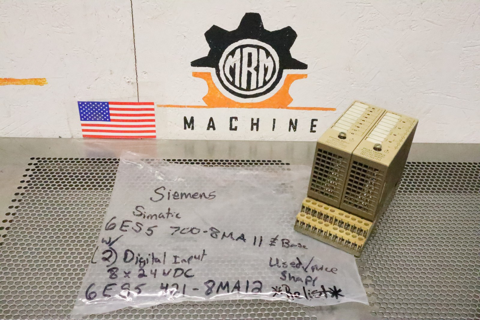 Siemens (1) 6ES5 421-8MA12 8x24VDC & (1) 6ES5 452-8MR11 W/ 6ES5 700-8MA11 Used