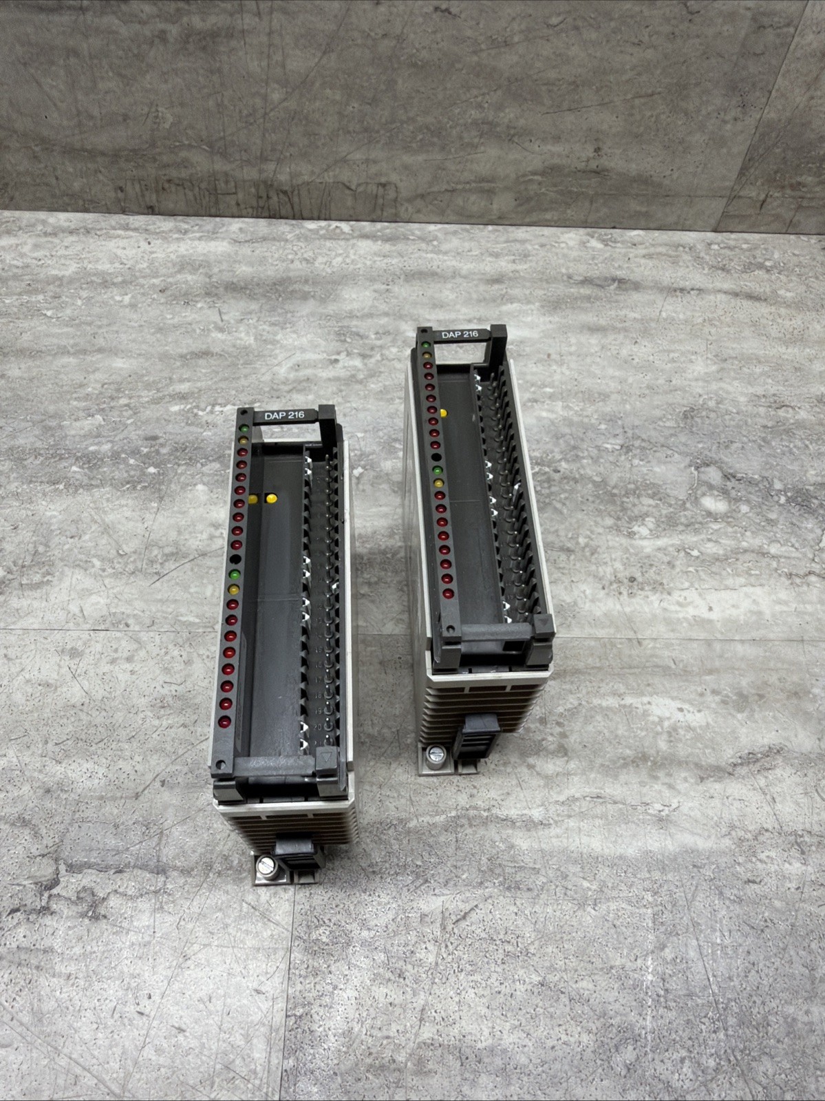 AEG Modicon DAP 216 / AS-BDAP-216 Discrete Output Module, 16 X 24VDC