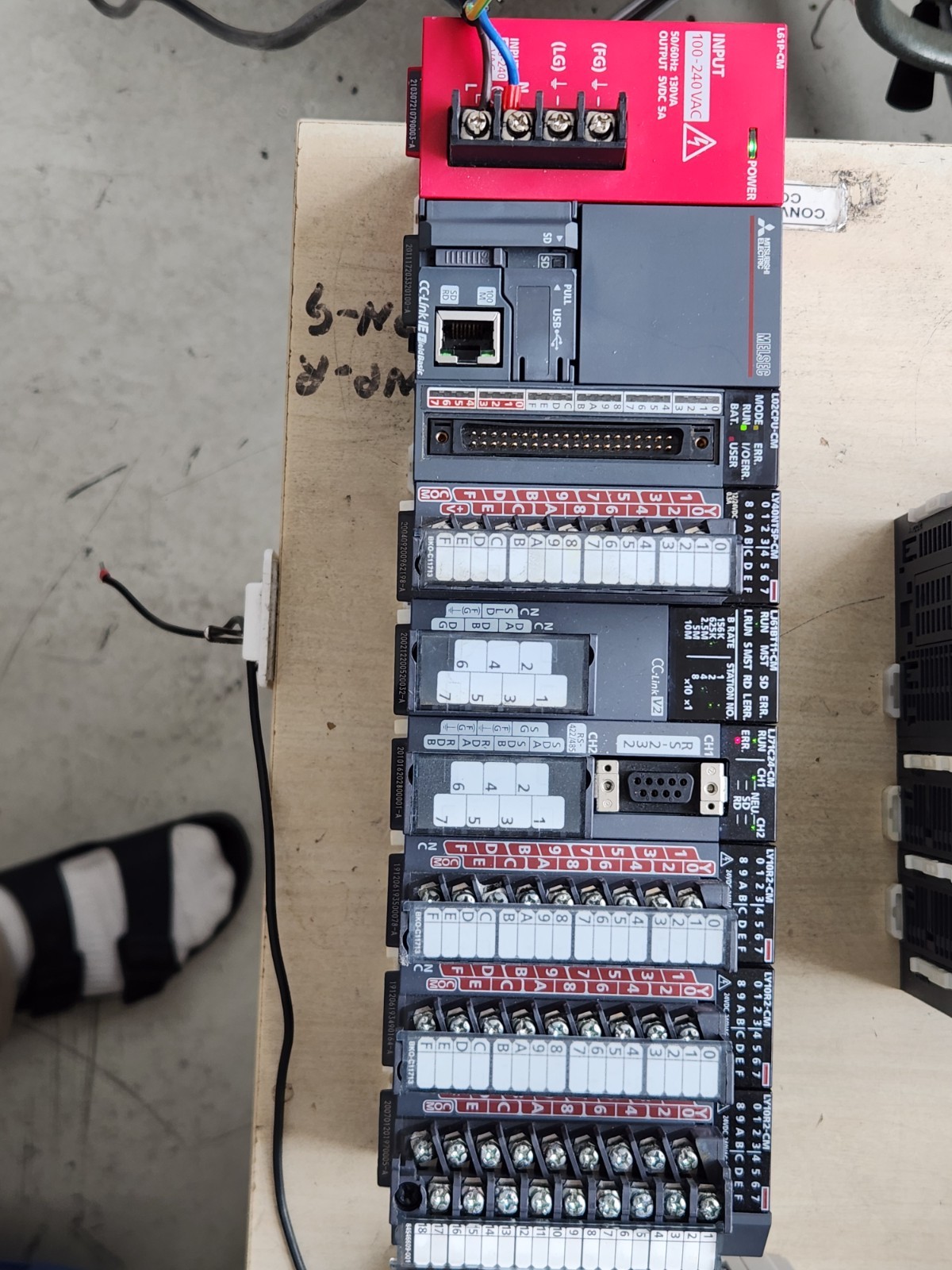 Mitsubishi Melsec L02CPU-CM + L61P + LY10R2 + LY40NT5P + LJ61BT11 + LJ71C24