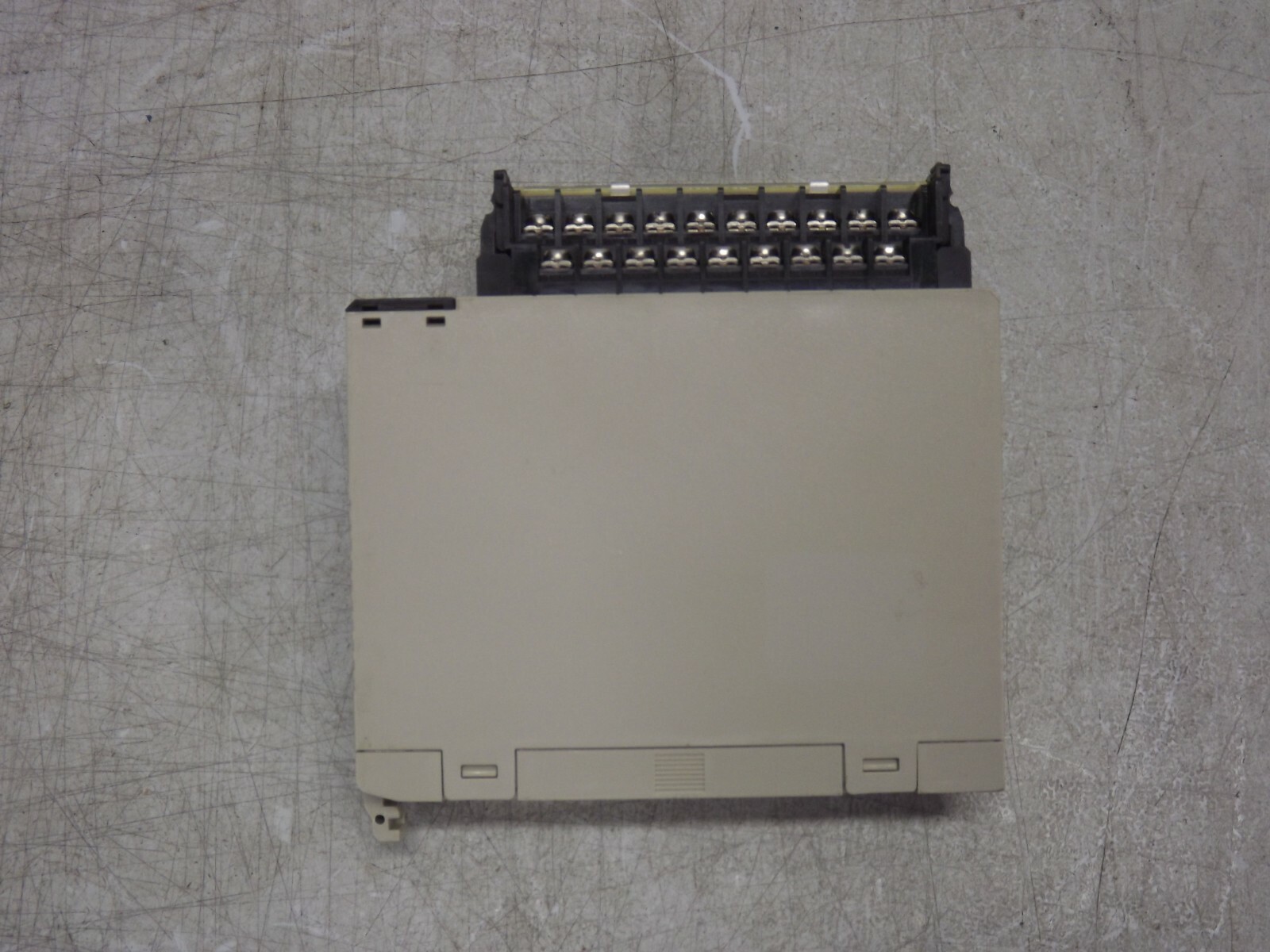 OMRON SYSMAC C200H-OC224 Output Module 8 Point Relay 16 amp New no box