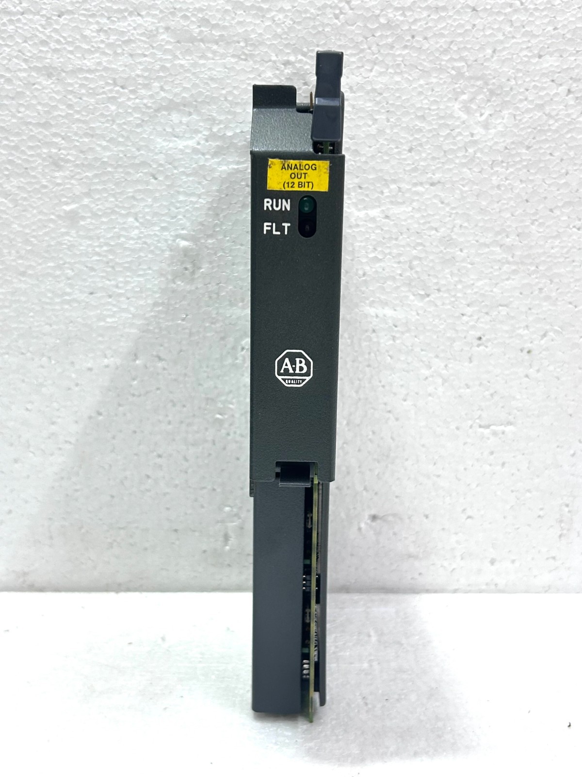 Allen-Bradley 1771-OFE2 B Analog Output Module TERMINAL MISSING