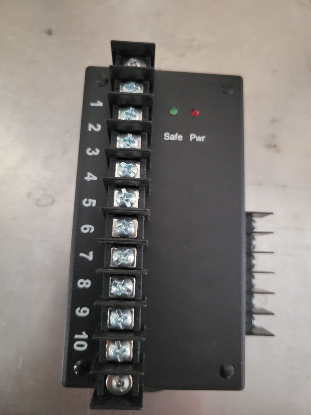 Unbranded 10-Channel I/O Controller Module, Safe/Pwr LEDs, Screw Terminals
