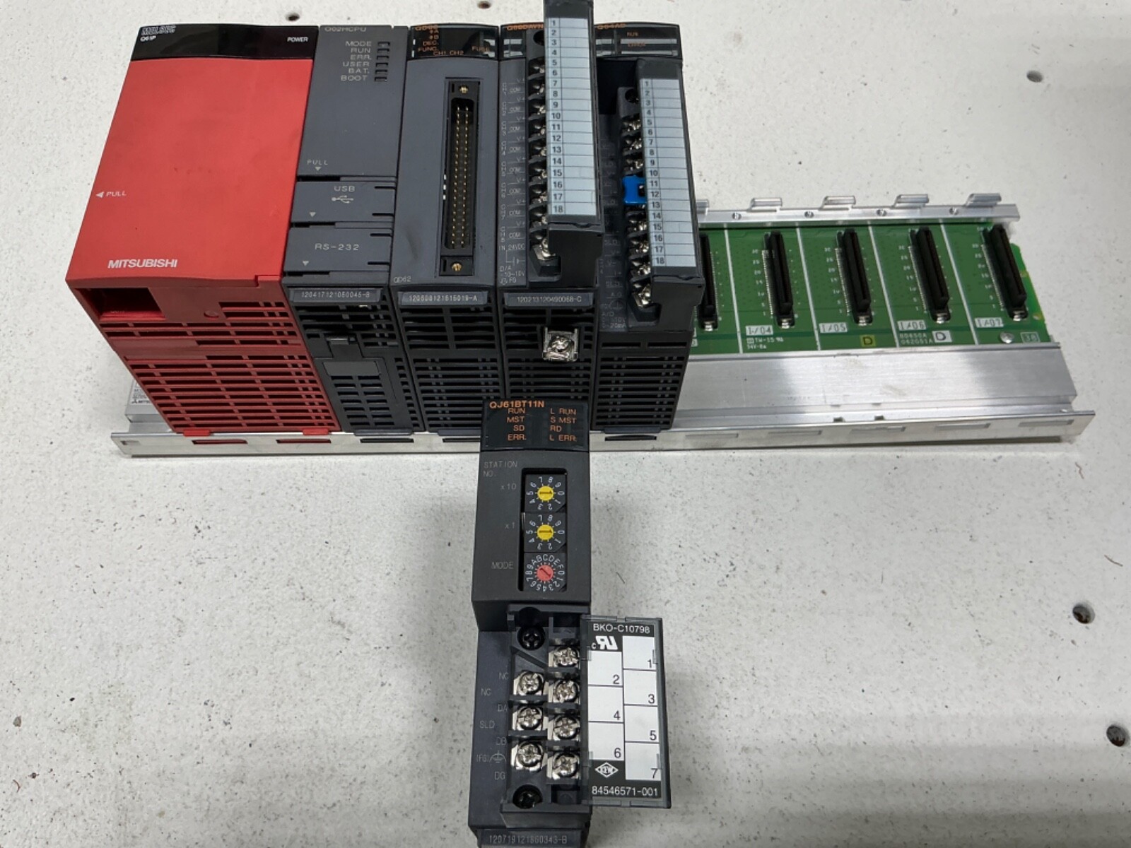 MITSUBISHI Q38B BASE UNIT WITH POWER SUPPLY AND 6 MODULES *SEE DESCRIPTION*