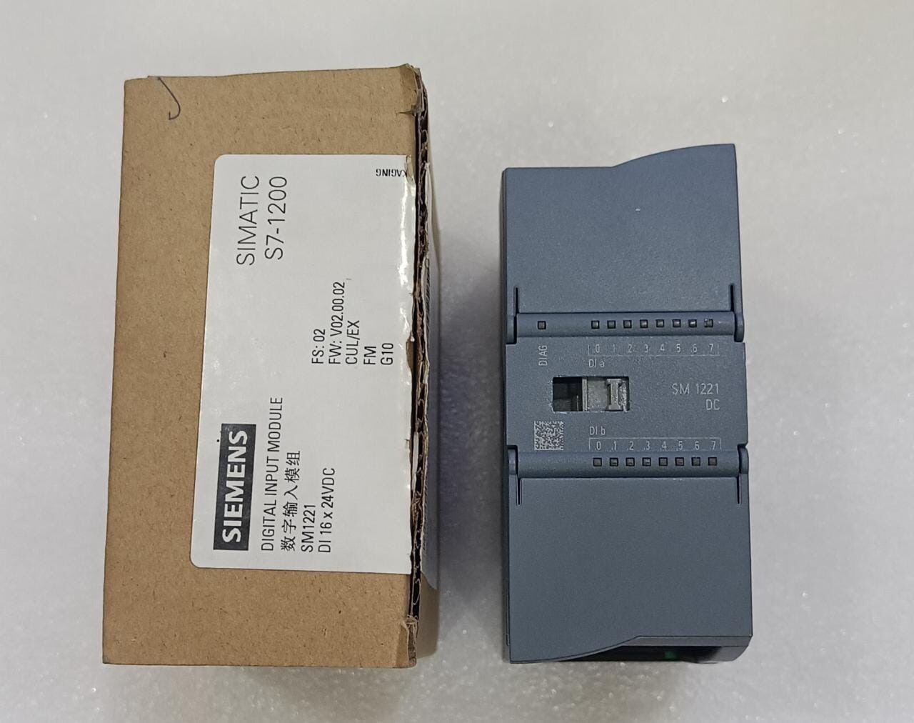 One Siemens 6ES7221-1BH32-0XB0 6ES7 221-1BH32-0XB0 New In Box